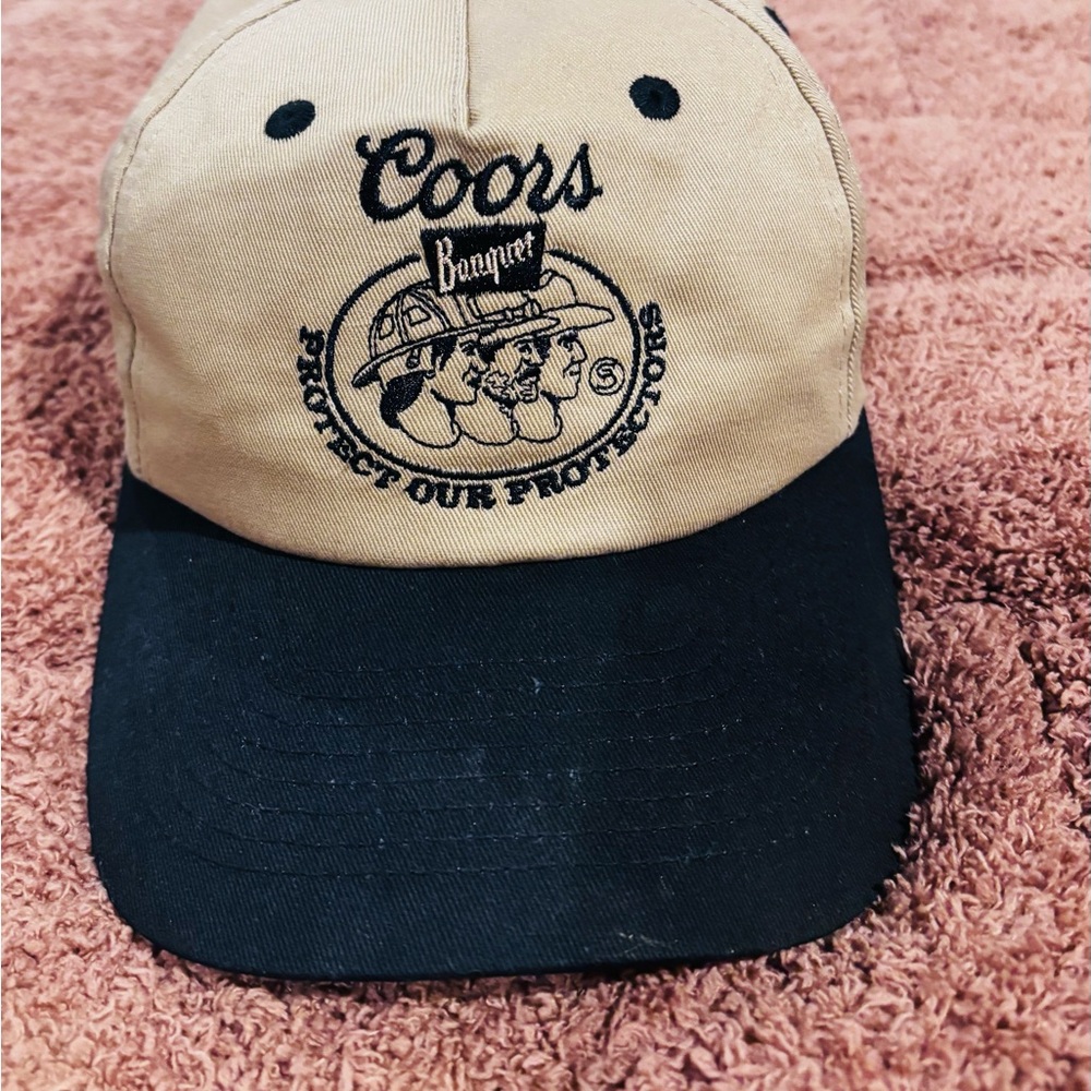 Coors Banquet Tan and Black Cap